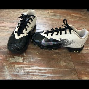 Girls Youth Size 4 Nike softball cleats